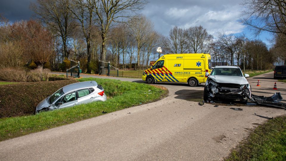 Auto belandt in sloot na botsing op kruising in Oud Gastel