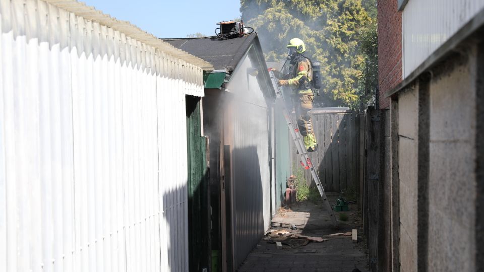 Schuurbrand in tuin in Roosendaal, werkzaamheden mogelijk oorzaak