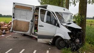 Bestelbus botst tegen boom in Roosendaal