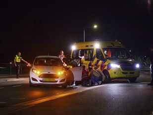 Scooterrijdster gewond na aanrijding op kruising in Halsteren