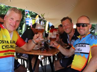 Fietsers proosten op een goede fietstocht bij Rijsbergen Demarreert