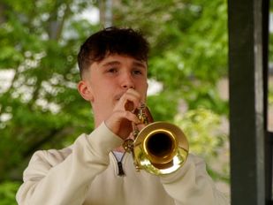 Jim (18) speelt voor de zesde keer de taptoe tijdens de dodenherdenking: &#8216;Een hele eer&#8217;