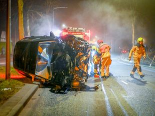 Hoewel de bestuurder zelf uit de auto wist te kruipen, kwam deze er niet zonder kleurscheuren vanaf. | Foto: Perry Roovers