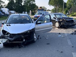 Enorme ravage na aanrijding op de Bredaseweg in Klein Zundert