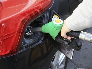 Close-up van iemand die tankt