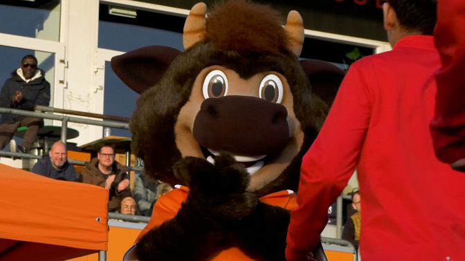 Boy Buffel is erbij tijdens de prijsuitreiking van het RBC jeugdtoernooi.