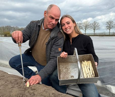 Vader Gilbert met dochter Janske op het aspergeveld.
