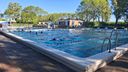 Buitenbaden zijn weer open: drukte bij zwembad in Willemstad