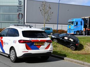 Auto in de sloot na botsing op bedrijventerrein Tholen