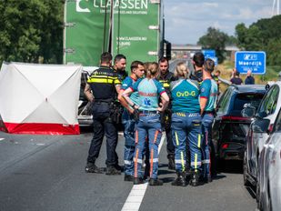 Ernstig ongeval A17, bestelbusje botst op vrachtwagen