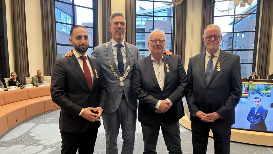 Drie Koninklijke onder&shy;scheidingen voor raadsleden Moerdijk, ook tien erespelden overhandigd