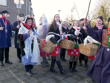 Met heel het gevolg komt Prins Wannes d'n Derde naar school.