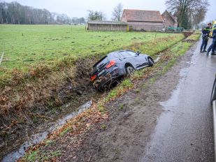 Auto belandt in sloot op Molendreef in Schijf