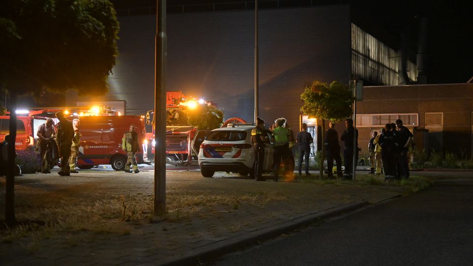 Bedrijfspand in Etten-Leur vat vlam: brand opgeschaald naar middelbrand