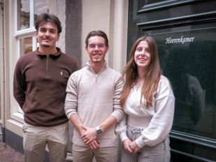 Enes Turan (18), Marc Chavardès (20) en Lara Bilogrević (18) van de Jeugdraad.