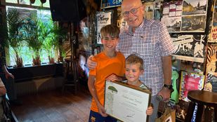 Anton van Dorst na ontvangst van Gouden Moeierboom