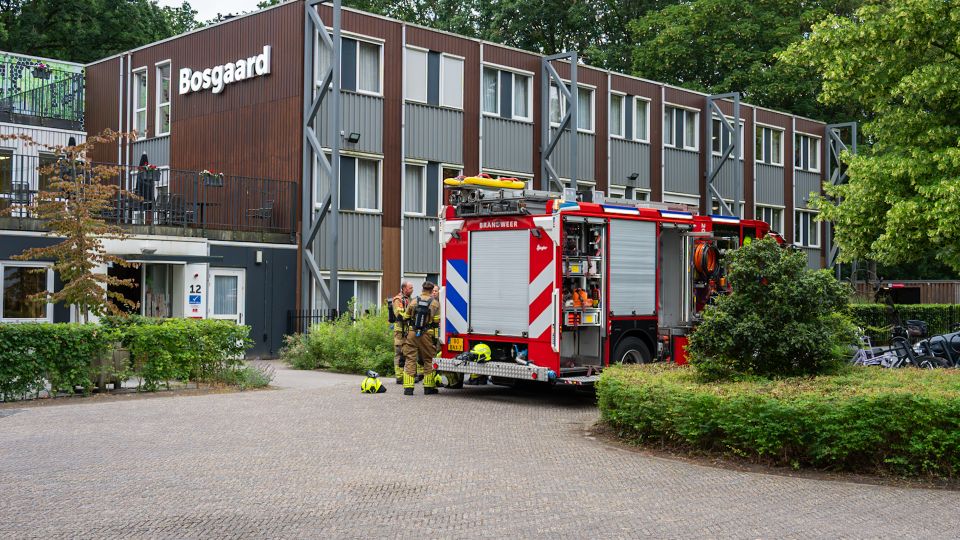 Brand in pand aan Hoofdlaan, brandweer tikt ramen in ter ventilatie