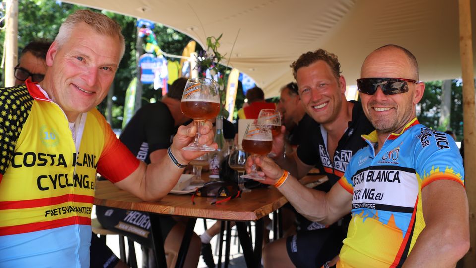 Fietsers proosten op een goede fietstocht bij Rijsbergen Demarreert