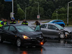 Kruising Randweg-Noord deels gestremd na flinke botsing tussen twee auto’s