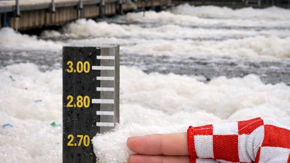 Rioolwater dankzij carnavalsbier schuimend door de waterzuivering
