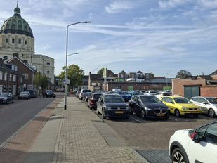 Parkeerterrein Julianalaan in Oudenbosch gaat op de schop: extra plekken en meer groen