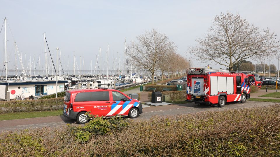 Boot dreigt te zinken in jachthaven, brandweer schiet te hulp