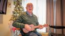 René (79) maakt ouderen blij met zijn gitaar en ukelele