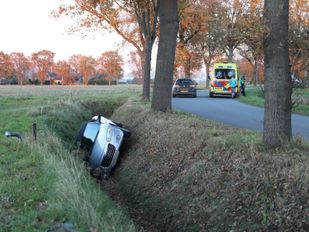 Auto sloot Oudlandweg Oudenbosch