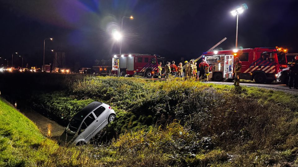 auto in sloot bij De Heen