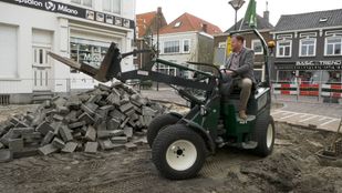 Thomas Melisse met de starthandeling voor de werkzaamheden in Oudenbosch.