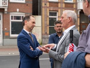 Minister Van Hijum (links) in gesprek met wethouder Van Ginderen in de binnenstad van Roosendaal