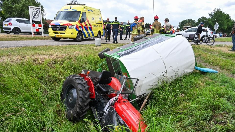 Huifkar in sloot bij Rijsbergen