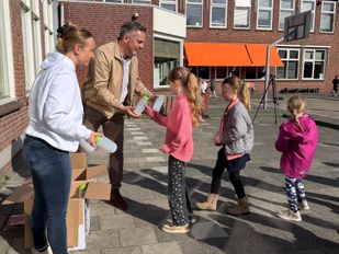 Uitreiking sportboekjes en bidons