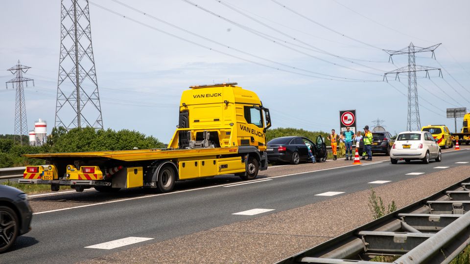 Vier auto&#8217;s botsen op A17 bij Stampersgat, rijstrook dicht