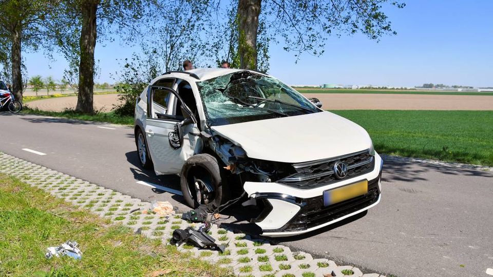 Auto slaat over de kop op Plaatweg bij Sint-Maartsendijk