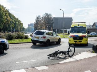 Fietsster naar het ziekenhuis na botsing met auto in Roosendaal