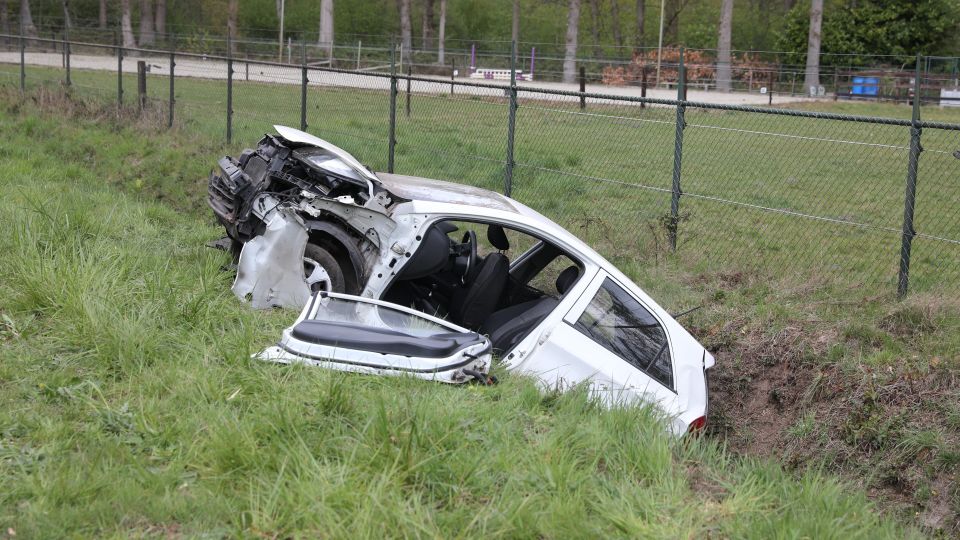 Brandweer redt vrouw en hond uit auto na ongeval in Huijbergen