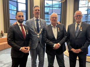 Drie Koninklijke onder&shy;scheidingen voor raadsleden Moerdijk, ook tien erespelden overhandigd