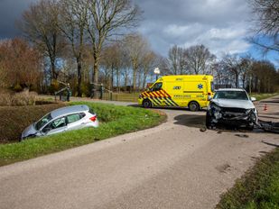 Auto belandt in sloot na botsing op kruising in Oud Gastel