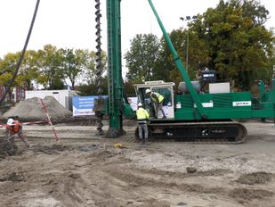 Wethouder Hans Wierikx slaat eerste paal Kade Noord in de grond.