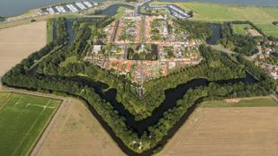 Ruigenhil wordt door de moord op Willem van Oranje de vesting Willemstad.