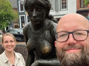 Schrijver Olof Sluiter met inspiratiebronnen Roos en de Zevenbergse zeemeermin.