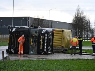 vrachtwagen gekanteld moerdijk