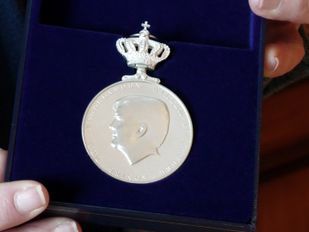 Het Gezellentoneel ontvangt op 100ste verjaardag Koninklijke Erepenning