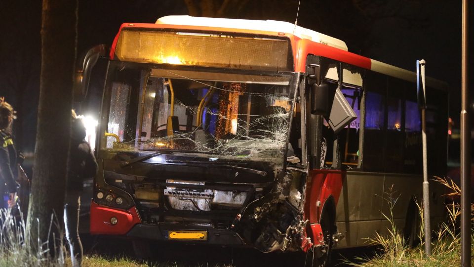112 nieuws steenbergen ongeluk botsing hulpdiensten politie brandweer ambulance bus stadsbus auto