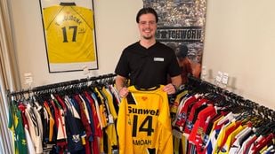 Tijn van Broekhoven spaart en verkoopt voetbalshirts.