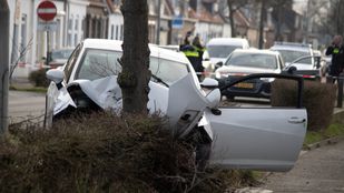 achtervolging crash auto boom dinteloord politie
