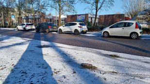 De Kloosterstraat in Wouw waar regelmatig gevaarlijke verkeerssituaties ontstaan