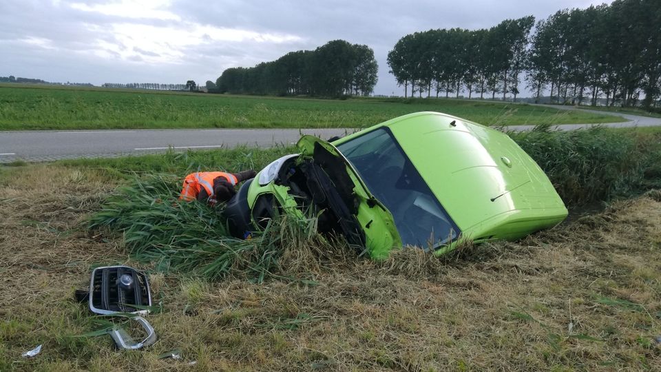 Bus belandt in sloot na ongeval in Sint-Annaland