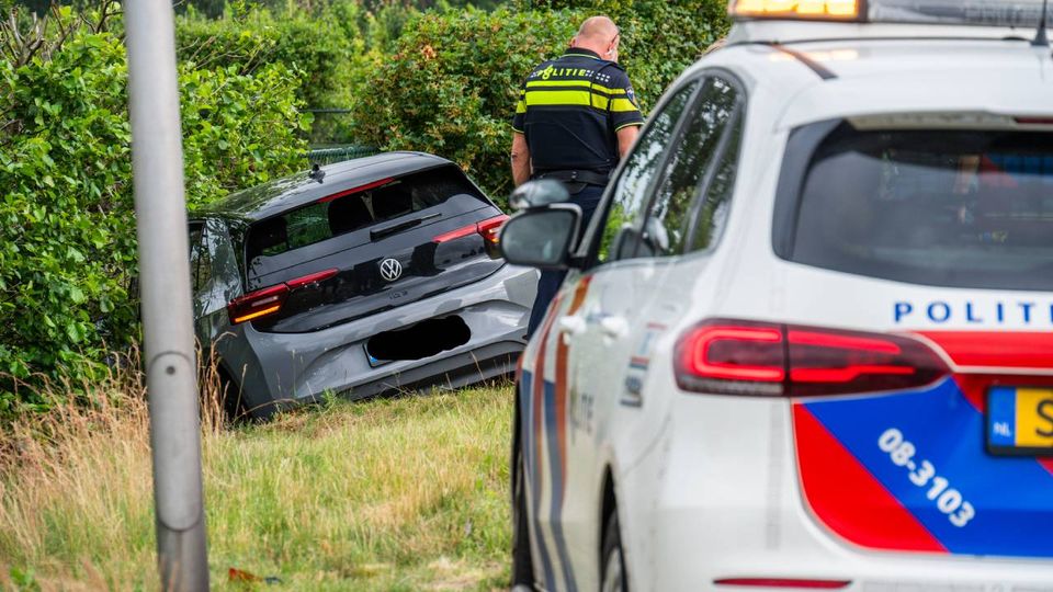 Auto belandt in sloot in Klein-Zundert